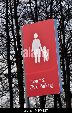 Ein großes rotes Schild in einem Supermarkt oder SB-Warenhaus Parkplatz Werbung Elternteil und Kind Parkplatz für Komfort beim Einkaufen. Parken in den Geschäften. Stockfoto