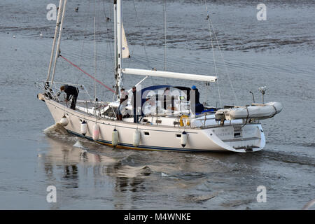 Ein großer Luxus Segelyacht mit einer Crew an Deck in den Hafen über die lymington River. Yachten und yachting Segeln und Segeln auf dem Meer. Stockfoto