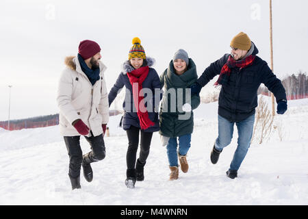 Portrait von vier jungen Menschen in Richtung Kamera Spaß schöne Wintertage im freien Platz kopieren Stockfoto