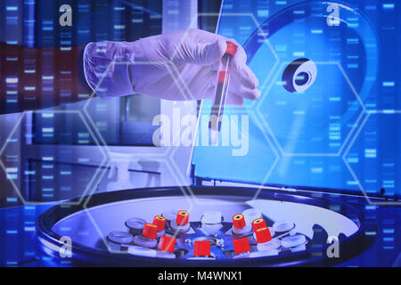 Analyse des dnk. Eine Hand in einem medizinischen Handschuhen hält ein Reagenzglas mit DNA. Bakteriologische Untersuchungen im Labor. Spiralen und Blut Moleküle der DNA. Stockfoto