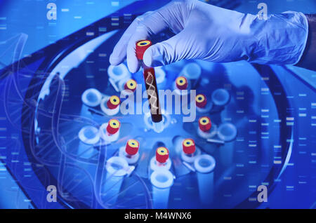 Analyse des dnk. Eine Hand in einem medizinischen Handschuhen hält ein Reagenzglas mit DNA. Bakteriologische Untersuchungen im Labor. Spiralen und Blut Moleküle der DNA. Stockfoto