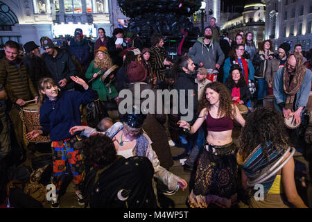 London, Großbritannien. 17. Februar, 2018. Die Menschen nehmen Teil in den späteren Phasen des 15 Reclaim Liebe Piccadilly Circus Pflaster Partei. Die Veranstaltung beinhaltet da Stockfoto