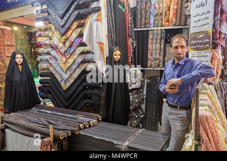 Teheran, Iran - 29. April 2017: Einem fabric Trader und zwei weibliche Dummies in islamische Kleidung stehen in einem textilgeschäft auf dem Markt. Stockfoto
