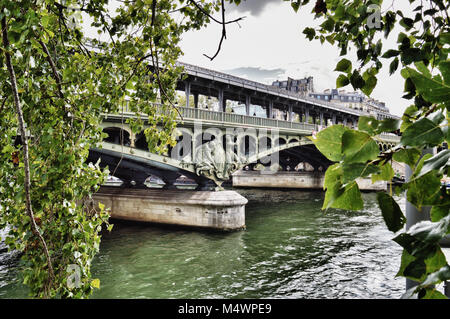 Pont de Bir-Hakeim über die Seine in Paris. Stockfoto