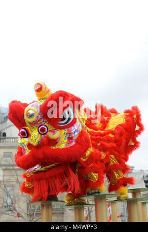 Akrobaten gekleidet als zeremonielle Lions im Rahmen einer Flying Lion Dance in Trafalgar Square als Teil der chinesischen Neue Jahr Feiern in London, England, Vereinigtes Königreich. In diesem Jahr wird die Ankunft des Jahres des Hundes, der elften Tier im chinesischen Tierkreis. Hunde sind besonders günstig, da sie symbolisieren das Kommen des Vermögens, und die im Jahr des Hundes geboren sind, sagte freundlich zu sein, ehrlich, treu und zuverlässig ist. Quelle: Michael Preston/Alamy leben Nachrichten Stockfoto