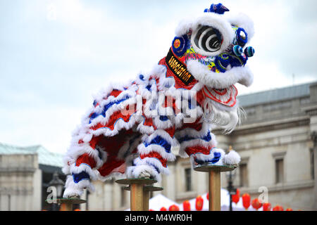 Akrobaten gekleidet als zeremonielle Lions im Rahmen einer Flying Lion Dance in Trafalgar Square als Teil der chinesischen Neue Jahr Feiern in London, England, Vereinigtes Königreich. In diesem Jahr wird die Ankunft des Jahres des Hundes, der elften Tier im chinesischen Tierkreis. Hunde sind besonders günstig, da sie symbolisieren das Kommen des Vermögens, und die im Jahr des Hundes geboren sind, sagte freundlich zu sein, ehrlich, treu und zuverlässig ist. Quelle: Michael Preston/Alamy leben Nachrichten Stockfoto