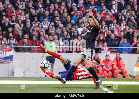 Jose Maria Gimenez (Atletico de Madrid) steuert die Kugel La Liga Match zwischen Atletico de Madrid vs Athletic Club Bilbao an der Wanda Metropolitano Stadion in Madrid, Spanien, 18. Februar 2018. Credit: Gtres Información más Comuniación auf Linie, S.L./Alamy leben Nachrichten Stockfoto