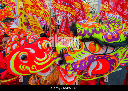 Das chinesische Neujahr feiern in London 2018 Kennzeichnung der Ankunft von das Jahr des Hundes. Die Veranstaltung begann mit einer großartigen Parade von der Nordöstlichen Seite des Trafalgar Square und der Fertigung in Chinatown an der Shaftesbury Avenue. Es wurde von der Londoner Chinatown chinesische Vereinigung organisiert und wird durch den Bürgermeister von London und Westminster City Council unterstützt. Credit: Guy Bell/Alamy leben Nachrichten Stockfoto