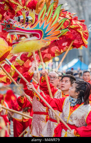 Das chinesische Neujahr feiern in London 2018 Kennzeichnung der Ankunft von das Jahr des Hundes. Die Veranstaltung begann mit einer großartigen Parade von der Nordöstlichen Seite des Trafalgar Square und der Fertigung in Chinatown an der Shaftesbury Avenue. Es wurde von der Londoner Chinatown chinesische Vereinigung organisiert und wird durch den Bürgermeister von London und Westminster City Council unterstützt. Credit: Guy Bell/Alamy leben Nachrichten Stockfoto