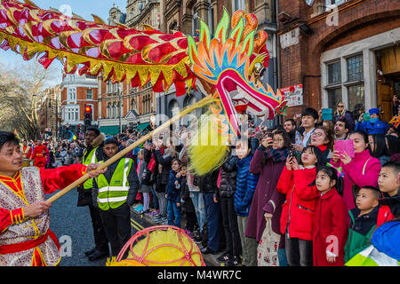 Riesige Drachen die Masse - chinesische Neujahrsfest in London 2018 Kennzeichnung der Ankunft des Jahr des Hundes unterhalten. Die Veranstaltung begann mit einer großartigen Parade von der Nordöstlichen Seite des Trafalgar Square und der Fertigung in Chinatown an der Shaftesbury Avenue. Es wurde von der Londoner Chinatown chinesische Vereinigung organisiert und wird durch den Bürgermeister von London und Westminster City Council unterstützt. Credit: Guy Bell/Alamy leben Nachrichten Stockfoto