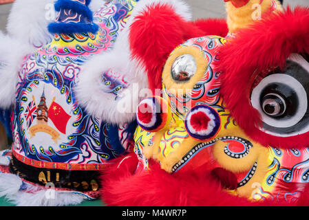 Die Köpfe der fliegenden Löwen warten vor der Bühne mit dem Motto, China UK Gold Era-chinesische Neujahrsfest in London 2018 Kennzeichnung der Ankunft von das Jahr des Hundes. Die Veranstaltung begann mit einer großartigen Parade von der Nordöstlichen Seite des Trafalgar Square und der Fertigung in Chinatown an der Shaftesbury Avenue. Es wurde von der Londoner Chinatown chinesische Vereinigung organisiert und wird durch den Bürgermeister von London und Westminster City Council unterstützt. Credit: Guy Bell/Alamy leben Nachrichten Stockfoto