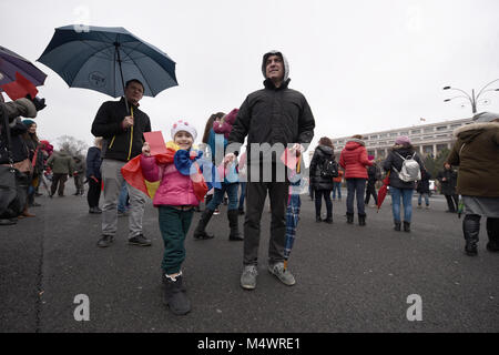 Bukarest, Rumänien - 18. Februar 2018: Mütter Protest auf dem Siegesplatz: Dutzende von Frauen gegen mögliche Abnahme der Kindererziehung Zulage protestiert. Credit: Alberto Grosescu/Alamy leben Nachrichten Stockfoto