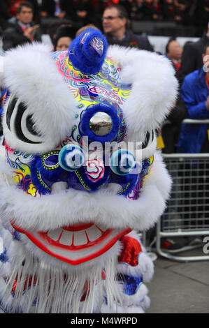 Akrobaten gekleidet als zeremonielle Lions im Rahmen einer Flying Lion Dance in Trafalgar Square als Teil der chinesischen Neue Jahr Feiern in London, England, Vereinigtes Königreich. In diesem Jahr wird die Ankunft des Jahres des Hundes, der elften Tier im chinesischen Tierkreis. Hunde sind besonders günstig, da sie symbolisieren das Kommen des Vermögens, und die im Jahr des Hundes geboren sind, sagte freundlich zu sein, ehrlich, treu und zuverlässig ist. Quelle: Michael Preston/Alamy leben Nachrichten Stockfoto