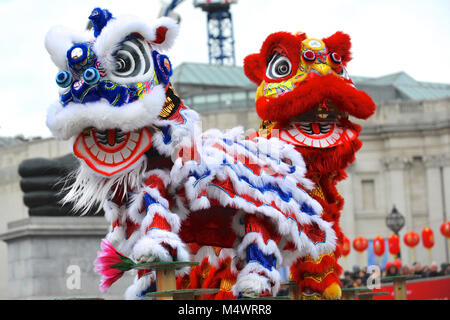 Akrobaten gekleidet als zeremonielle Lions im Rahmen einer Flying Lion Dance in Trafalgar Square als Teil der chinesischen Neue Jahr Feiern in London, England, Vereinigtes Königreich. In diesem Jahr wird die Ankunft des Jahres des Hundes, der elften Tier im chinesischen Tierkreis. Hunde sind besonders günstig, da sie symbolisieren das Kommen des Vermögens, und die im Jahr des Hundes geboren sind, sagte freundlich zu sein, ehrlich, treu und zuverlässig ist. Quelle: Michael Preston/Alamy leben Nachrichten Stockfoto