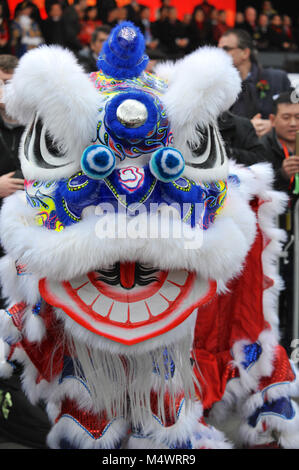 Akrobaten gekleidet als zeremonielle Lions im Rahmen einer Flying Lion Dance in Trafalgar Square als Teil der chinesischen Neue Jahr Feiern in London, England, Vereinigtes Königreich. In diesem Jahr wird die Ankunft des Jahres des Hundes, der elften Tier im chinesischen Tierkreis. Hunde sind besonders günstig, da sie symbolisieren das Kommen des Vermögens, und die im Jahr des Hundes geboren sind, sagte freundlich zu sein, ehrlich, treu und zuverlässig ist. Quelle: Michael Preston/Alamy leben Nachrichten Stockfoto