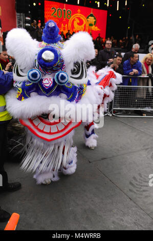 Akrobaten gekleidet als zeremonielle Lions im Rahmen einer Flying Lion Dance in Trafalgar Square als Teil der chinesischen Neue Jahr Feiern in London, England, Vereinigtes Königreich. In diesem Jahr wird die Ankunft des Jahres des Hundes, der elften Tier im chinesischen Tierkreis. Hunde sind besonders günstig, da sie symbolisieren das Kommen des Vermögens, und die im Jahr des Hundes geboren sind, sagte freundlich zu sein, ehrlich, treu und zuverlässig ist. Quelle: Michael Preston/Alamy leben Nachrichten Stockfoto