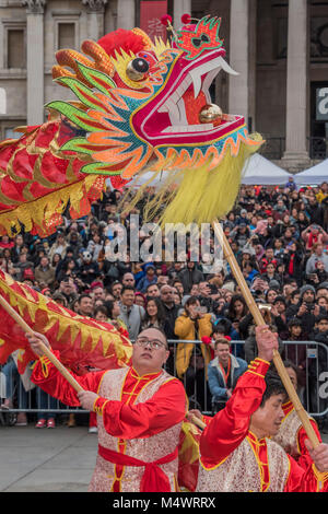 Die Dragon Dance ist in Trafalgar Square - chinesische Neujahrsfest in London 2018 Kennzeichnung der Ankunft des Jahr des Hundes durchgeführt. Die Veranstaltung begann mit einer großartigen Parade von der Nordöstlichen Seite des Trafalgar Square und der Fertigung in Chinatown an der Shaftesbury Avenue. Es wurde von der Londoner Chinatown chinesische Vereinigung organisiert und wird durch den Bürgermeister von London und Westminster City Council unterstützt. Credit: Guy Bell/Alamy leben Nachrichten Stockfoto