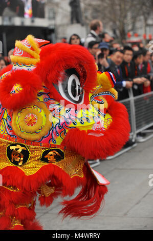 Akrobaten gekleidet als zeremonielle Lions im Rahmen einer Flying Lion Dance in Trafalgar Square als Teil der chinesischen Neue Jahr Feiern in London, England, Vereinigtes Königreich. In diesem Jahr wird die Ankunft des Jahres des Hundes, der elften Tier im chinesischen Tierkreis. Hunde sind besonders günstig, da sie symbolisieren das Kommen des Vermögens, und die im Jahr des Hundes geboren sind, sagte freundlich zu sein, ehrlich, treu und zuverlässig ist. Quelle: Michael Preston/Alamy leben Nachrichten Stockfoto