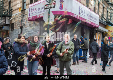 New York City, NY, USA - 17. Februar 2018: ein Mann schießt seine Konfetti popper in Chinatown während der Chinesischen Neujahrsfest auf Mott Street. Credit: TD Dolci/Alamy leben Nachrichten Stockfoto