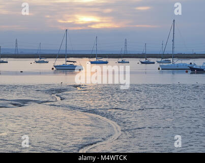 Queenborough, Kent, UK. 18 Feb, 2018. UK Wetter: die Sonne in Queenborough Hafen nach einer anderen warmen und sonnigen Tag im Norden von Kent. Credit: James Bell/Alamy leben Nachrichten Stockfoto
