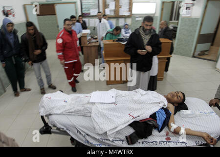 GAZA, palästinensische Gebiete - 07. Februar, 2018. Ein verwundeter palästinensischen Mann kommt in Abu Yousef Al-najjar Krankenhaus in Rafah im südlichen Gazastreifen, am 17. Februar, 2018. Zwei Palästinenser in Rafah während israelische militärische Überfälle verletzt. Israelische Jets schlug den Gazastreifen nach vier Soldaten wurden verletzt, wenn eine improvisierte Sprengkörper explodierte entlang der Grenze mit der palästinensischen Enklave. © ABED Rahim Khatib/Erwachen/Alamy leben Nachrichten Stockfoto