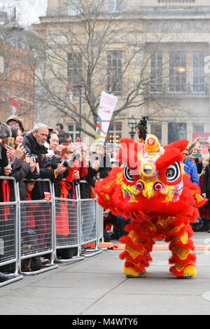 Akrobaten gekleidet als zeremonielle Lions im Rahmen einer Flying Lion Dance in Trafalgar Square als Teil der chinesischen Neue Jahr Feiern in London, England, Vereinigtes Königreich. In diesem Jahr wird die Ankunft des Jahres des Hundes, der elften Tier im chinesischen Tierkreis. Hunde sind besonders günstig, da sie symbolisieren das Kommen des Vermögens, und die im Jahr des Hundes geboren sind, sagte freundlich zu sein, ehrlich, treu und zuverlässig ist. Quelle: Michael Preston/Alamy leben Nachrichten Stockfoto