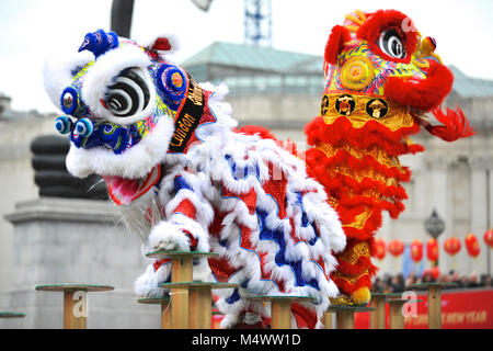 Akrobaten gekleidet als zeremonielle Lions im Rahmen einer Flying Lion Dance in Trafalgar Square als Teil der chinesischen Neue Jahr Feiern in London, England, Vereinigtes Königreich. In diesem Jahr wird die Ankunft des Jahres des Hundes, der elften Tier im chinesischen Tierkreis. Hunde sind besonders günstig, da sie symbolisieren das Kommen des Vermögens, und die im Jahr des Hundes geboren sind, sagte freundlich zu sein, ehrlich, treu und zuverlässig ist. Quelle: Michael Preston/Alamy leben Nachrichten Stockfoto