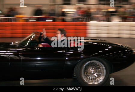 Nigel Mansell CBE, fahren einen Jaguar E-Type Eagle Speedster die Grand Avenue, während die 2018 London Classic Car Show Stockfoto