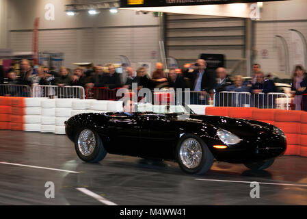 Nigel Mansell CBE, fahren einen Jaguar E-Type Eagle Speedster die Grand Avenue, während die 2018 London Classic Car Show Stockfoto