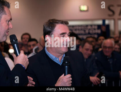 Nigel Mansell CBE wurde von Henry Hope-Frost auf der Grand Avenue während der Londoner Classic Car Show 2018 interviewt Stockfoto