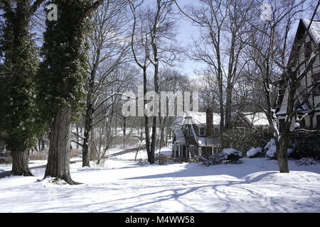 Croton-on-Hudson, NY - 18. Feb. 2018: USA Wetter - Nach dem ungewöhnlich warmen Wetter letzte Woche, New York Northern Westchester County gehen mehr als die Hälfte Fuß Schnee Wintersturm Noah Samstag Nacht zum Sonntag, aber bis 12 Uhr am Sonntag war es schon beginnt zu schmelzen. Obwohl es wird voraussichtlich unter dem Gefrierpunkt heute Abend gehen, bis Mittwoch Temperaturen vorhergesagt sind 70 Grad Fahrenheit mit ungewöhnlich warmen Wetter für diese Woche Vorhersagen zu treffen. Quelle: Marianne A. Campolongo/Alamy leben Nachrichten Stockfoto