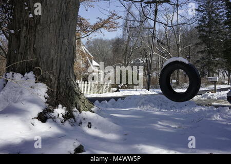 Croton-on-Hudson, NY - 18. Feb. 2018: USA Wetter - Nach dem ungewöhnlich warmen Wetter letzte Woche, New York Northern Westchester County gehen mehr als die Hälfte Fuß Schnee Wintersturm Noah Samstag Nacht zum Sonntag, aber bis 12 Uhr am Sonntag war es schon beginnt zu schmelzen. Obwohl es wird voraussichtlich unter dem Gefrierpunkt heute Abend gehen, bis Mittwoch Temperaturen vorhergesagt sind 70 Grad Fahrenheit mit ungewöhnlich warmen Wetter für diese Woche Vorhersagen zu treffen. Quelle: Marianne A. Campolongo/Alamy leben Nachrichten Stockfoto