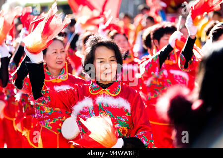 Madrid, Spanien. 18. Februar, 2018. Mehrere Personen nehmen teil an den traditionellen dragon Parade aus frigghtn böse Geister während des Chinesischen Neujahrsfest am 18. Februar in Madrid, Spanien 2018. Die Chinesisches Neujahrsfest oder Frühlingsfest, am 16. Februar dieses Jahres begonnen, die das Jahr des Hundes. © David Gato/Alamy leben Nachrichten Stockfoto