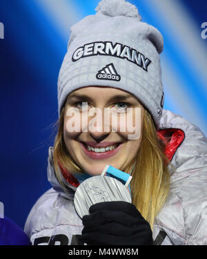 18. Februar 2018, Pyeongchang, Südkorea, Olympics, Frauen, Skelett, Preisverleihung Medal Plaza: Jacqueline Loelling von Deutschland hält ihre Silbermedaille auf dem Podium. Foto: Michael Kappeler/dpa Quelle: dpa Picture alliance/Alamy leben Nachrichten Stockfoto