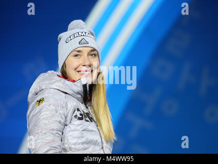 18. Februar 2018, Pyeongchang, Südkorea, Olympics, Frauen, Skelett, Preisverleihung Medal Plaza: Jacqueline Loelling Deutschland Wanderungen auf dem Podium für ihre Silbermedaille. Foto: Michael Kappeler/dpa Quelle: dpa Picture alliance/Alamy leben Nachrichten Stockfoto