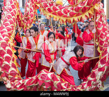 London, Großbritannien. 18 Feb, 2018. Stadt feiert Ankunft des chinesischen neuen Jahres. Die Hauptstadt Gastgeber der größten Neujahrsfest außerhalb Chinas. Credit: michelmond/Alamy leben Nachrichten Stockfoto