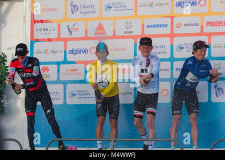 Malhão, Portugal, 18. Februar, 2018. Gewinner Champagner sprühen. Gelbe Trikot Michal Kwiatowski (Team Sky), weiße Trikot Sam Oomen (Team Sunweb), Blau Jersey Benjamin King (Team Dimension Data), in Malhão, Portugal Stockfoto