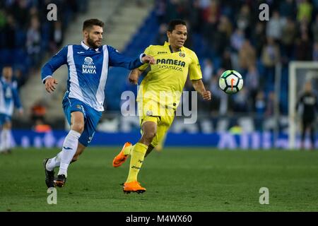 BARCELONA, SPANIEN - 18. Februar: 09 Bacca aus Kolumbien von Villarreal FC durch 15 David Lopez aus Spanien von RCD Espanyol während La Liga Match zwischen RCD Espanyol v Villarreal CF RCD-Stadion in Barcelona verteidigt am 18. Februar, 2018. Credit: CORDON Cordon Drücken Sie die Taste/Alamy leben Nachrichten Stockfoto