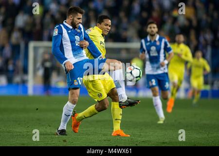 BARCELONA, SPANIEN - 18. Februar: 09 Bacca aus Kolumbien von Villarreal FC durch 15 David Lopez aus Spanien von RCD Espanyol während La Liga Match zwischen RCD Espanyol v Villarreal CF RCD-Stadion in Barcelona verteidigt am 18. Februar, 2018. Credit: CORDON Cordon Drücken Sie die Taste/Alamy leben Nachrichten Stockfoto