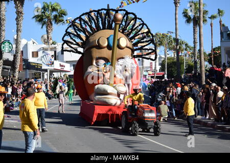 Paphos, Zypern. 18 Feb, 2018. Paphos Karneval 2018 ist eine traditionelle, jährliche Straßenkarneval - Am Sonntag, den 18. Februar. Die ursprünglich am Samstag gehalten zu werden, aber Regen verschoben Es für einen Tag, und es war der 18. Auf der Bürgermeister Aufträge verschoben. Die meisten der Schwimmer durch lokale Unternehmen und Organisationen angemeldet waren. Stockfoto