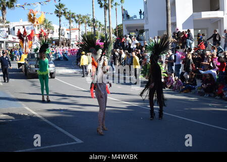 Paphos, Zypern. 18 Feb, 2018. Paphos Karneval 2018 ist eine traditionelle, jährliche Straßenkarneval - Am Sonntag, den 18. Februar. Die ursprünglich am Samstag gehalten zu werden, aber Regen verschoben Es für einen Tag, und es war der 18. Auf der Bürgermeister Aufträge verschoben. Die meisten der Schwimmer durch lokale Unternehmen und Organisationen angemeldet waren. Stockfoto