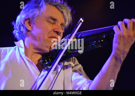 Datei: 18 Feb, 2018. Foto: Paris, Frankreich. 19. März 2014. Foto zeigt Didier in Concert", Le Petit Journal Montparnasse in 2014". Didier Lockwood, 62, einer der bekanntesten französischen Violinisten, starb an einem Herzinfarkt in diesem Sonntag, den 18. Februar, seinem Vertreter bekannt gegeben. Er arbeitete mit den größten, von Claude Nougaro Barbara durch Jacques Higelin oder Miles Davis. Credit: Gilles Delacourd/Alamy leben Nachrichten Stockfoto