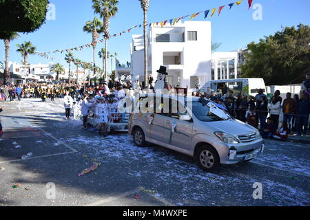 Paphos, Zypern. 18 Feb, 2018. Paphos Karneval 2018 ist eine traditionelle, jährliche Straßenkarneval - Am Sonntag, den 18. Februar. Die ursprünglich am Samstag gehalten zu werden, aber Regen verschoben Es für einen Tag, und es war der 18. Auf der Bürgermeister Aufträge verschoben. Die meisten der Schwimmer durch lokale Unternehmen und Organisationen angemeldet waren. Stockfoto