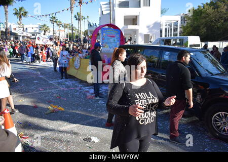 Paphos, Zypern. 18 Feb, 2018. Paphos Karneval 2018 ist eine traditionelle, jährliche Straßenkarneval - Am Sonntag, den 18. Februar. Die ursprünglich am Samstag gehalten zu werden, aber Regen verschoben Es für einen Tag, und es war der 18. Auf der Bürgermeister Aufträge verschoben. Die meisten der Schwimmer durch lokale Unternehmen und Organisationen angemeldet waren. Stockfoto