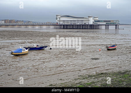 Weston-super-Mare, Großbritannien. 18. Februar, 2018. UK Wetter: Boote links hoch und trocken auf dem Wattenmeer bei Ebbe an einem bewölkten Winter am Nachmittag. Keith Ramsey/Alamy leben Nachrichten Stockfoto