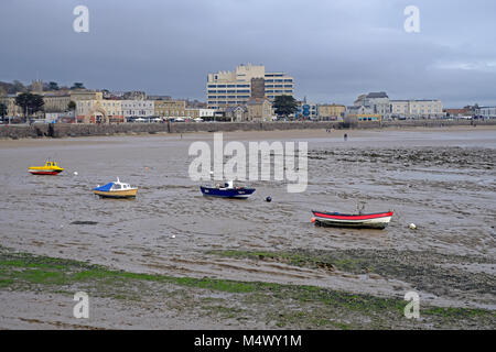 Weston-super-Mare, Großbritannien. 18. Februar, 2018. UK Wetter: Boote links hoch und trocken auf dem Wattenmeer bei Ebbe an einem bewölkten Winter am Nachmittag. Keith Ramsey/Alamy leben Nachrichten Stockfoto