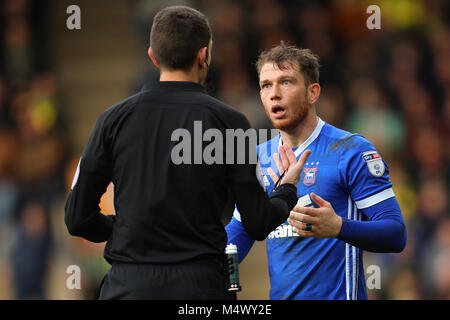 Norwich, UK. 18 Feb, 2018. Schiedsrichter, David Coote spricht mit Joe Garner von Ipswich Town - Norwich City v Ipswich Town, Sky Bet Meisterschaft, Carrow Road, Norwich - 18. Februar 2018. Credit: Richard Calver/Alamy leben Nachrichten Stockfoto