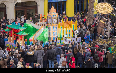 Die spektakuläre Parade, die in Central London am Sonntag stattfand, 18. Februar 2018 Chinesisches Neujahr zu feiern. Die Parade wurde von Tausenden von Menschen besucht und enthalten Lion dancing panda Maskeraden und eine Reihe von Festwagen feiert die Verbindung zwischen Großbritannien und China. Stockfoto