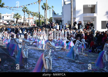 Paphos, Zypern. 18 Feb, 2018. Paphos Karneval 2018 ist eine traditionelle, jährliche Straßenkarneval - Am Sonntag, den 18. Februar. Die ursprünglich am Samstag gehalten zu werden, aber Regen verschoben Es für einen Tag, und es war der 18. Auf der Bürgermeister Aufträge verschoben. Die meisten der Schwimmer durch lokale Unternehmen und Organisationen angemeldet waren. Stockfoto