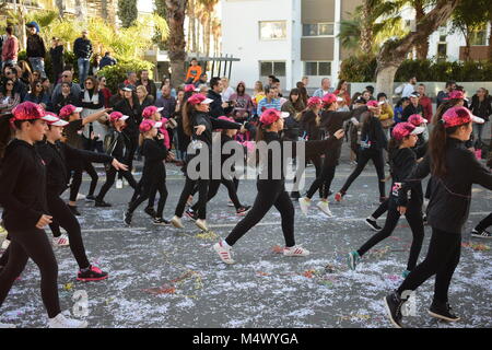 Paphos, Zypern. 18 Feb, 2018. Paphos Karneval 2018 ist eine traditionelle, jährliche Straßenkarneval - Am Sonntag, den 18. Februar. Die ursprünglich am Samstag gehalten zu werden, aber Regen verschoben Es für einen Tag, und es war der 18. Auf der Bürgermeister Aufträge verschoben. Die meisten der Schwimmer durch lokale Unternehmen und Organisationen angemeldet waren. Stockfoto